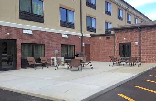 Cambridge Hotel | 2-Star Hotel ∙ Holiday Inn Express & Suites Cambridge, an IHG Hotel