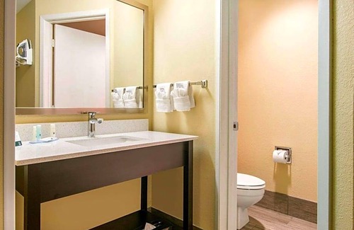 Albany Hotel | 2-Star Hotel ∙ Quality Inn & Suites