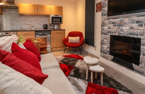 Gwersyllt House | 2 STONELEIGH COTTAGE, pet friendly, with a garden in Gwersyllt