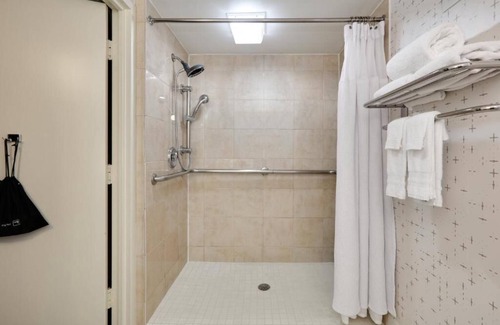 Downtown Dallas Hotel | 2 Stylish Rooms w/Elegant Décor, Downtown Dallas Location! Outdoor Pool!