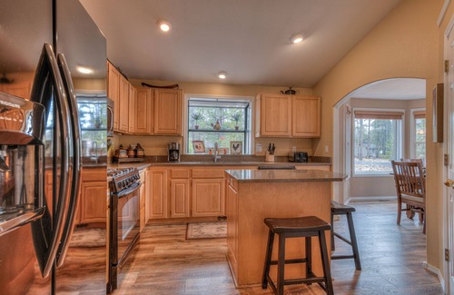 Deer Park House | 2 Suites, Hot Tub, on the Quiet North End- OLLA04
