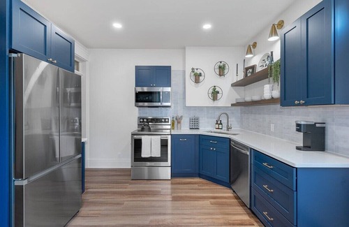 Lindenwald House | 2 Townhouses w/ Backyard, Near Spooky Nook & River