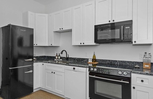 Lindenwald House | 2 Townhouses w/ Backyard, Near Spooky Nook & River