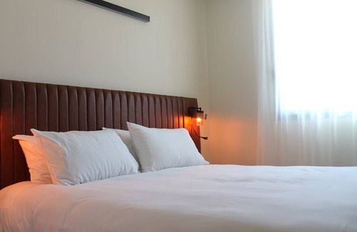 Signes Hotel | 2 Units | Prime Location Near Paul Ricard, Sainte-Baume Natural Park Nearby