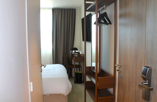 Signes Hotel | 2 Units | Prime Location Near Paul Ricard, Sainte-Baume Natural Park Nearby