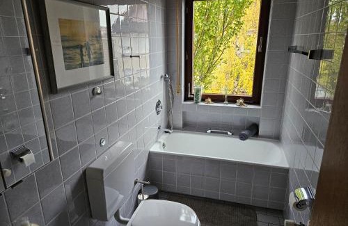 Hoechberg Apartment | 2 Zimmer Apartment-Ferienwohnung mit Balkon, ausgestatteter Küche und Bad