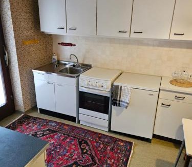 Hoechberg Apartment | 2 Zimmer Apartment-Ferienwohnung mit Balkon, ausgestatteter Küche und Bad