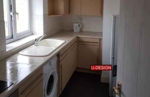 Luton Apartment | 20 min Walk Luton and Dunstable Hospital