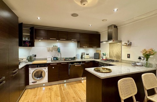 Plaistow and Sundridge Apartment | 20 minutes to Central London! Family-size gated apartment with en-suite bathroom
