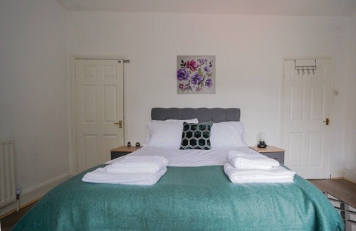 Newbottle House | 20%Off- Furnished House/6 Guests