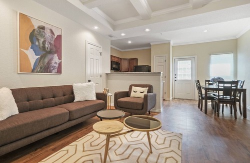 Selma House | 20% OFF Updated 3BR 2.5BTH Townhome - Pet-friendly - Fast WiFi-Driveaway Parking