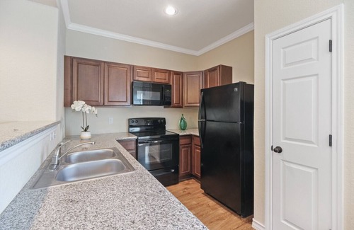 Selma House | 20% OFF Updated 3BR 2.5BTH Townhome - Pet-friendly - Fast WiFi-Driveaway Parking