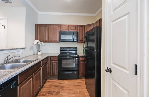 Selma House | 20% OFF Updated 3BR 2.5BTH Townhome - Pet-friendly - Fast WiFi-Driveaway Parking
