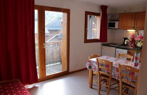 Saint-Etienne-en-Devoluy Apartment | 200m from resort center, 3rd floor, view mountain, balcony, parking, tv, ski locker, 31m²