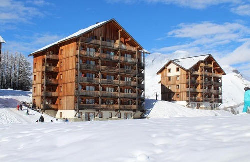 Saint-Etienne-en-Devoluy Apartment | 200m from resort center, 3rd floor, view mountain, balcony, parking, tv, ski locker, 31m²