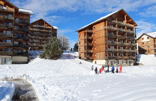 Saint-Etienne-en-Devoluy Apartment | 200m from resort center, 3rd floor, view mountain, balcony, parking, tv, ski locker, 31m²