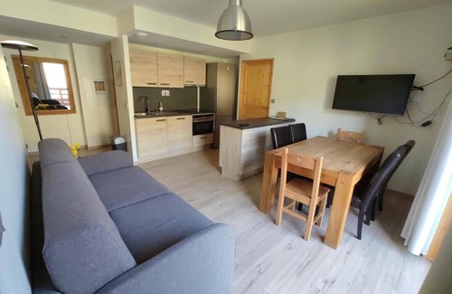 Les Claux Apartment | 200m from shops, 1st floor, swimming pool, balcony, parking, tv, ski locker, 50m², Vars