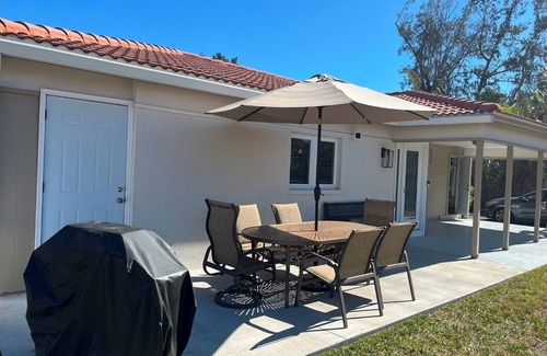 Siesta Key Villa | 2025 completely remodeled private villa, 7 min walk to beach, entertainment