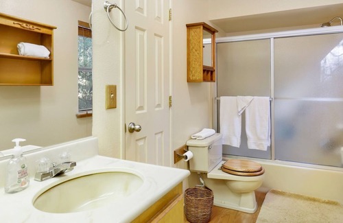 Upper Moonridge Cabin | 2060-tree Top Views 2 Bedroom Home by RedAwning