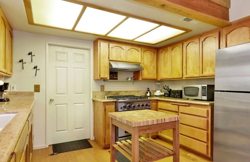 Upper Moonridge Cabin | 2060-tree Top Views 2 Bedroom Home by RedAwning
