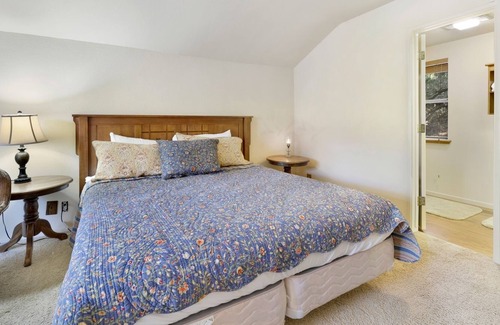 Upper Moonridge Cabin | 2060-tree Top Views 2 Bedroom Home by RedAwning
