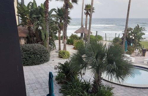 Bridgeport Heights Apartment | 209Hawaiian Inn Studio Unit Beach Front. Sleeps 4