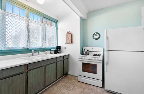Avalon House | 216WB: Budget-friendly Apartment in Victorian Triplex, 2 Blocks from Beach + WIF