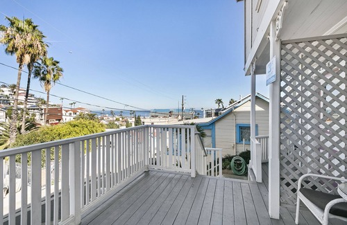 Avalon House | 216WB: Budget-friendly Apartment in Victorian Triplex, 2 Blocks from Beach + WIF
