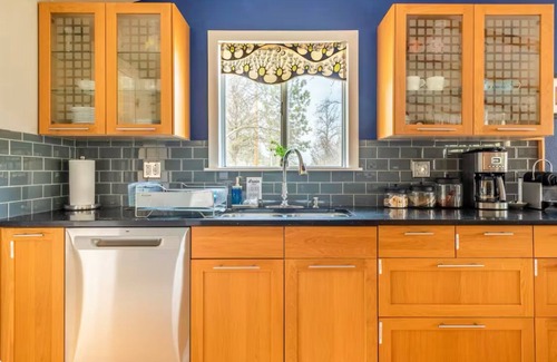 Midpines House | 22 Miles to Yosemite - Hot Tub, Hammocks, Fire Pit, Six Private Acres