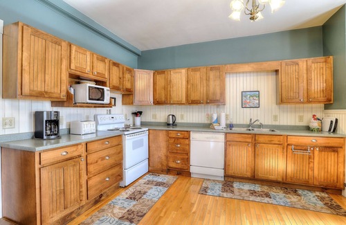 Rangeley House | 🐾23 Pleasant Gorgeous in-town home - walking distance to Rangeley Lake, dog friendly