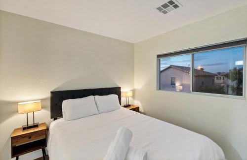 Silverado Ranch Villa | 24hr Host - New Renovated House Near Airport U025