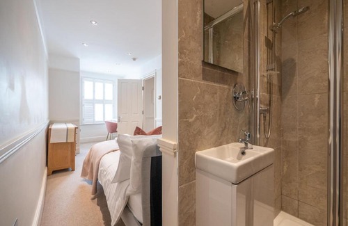 Dartmouth Apartment | 25 Steps - Stylish 2-bed Gem in Dartmouth