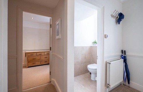 Dartmouth Apartment | 25 Steps - Stylish 2-bed Gem in Dartmouth