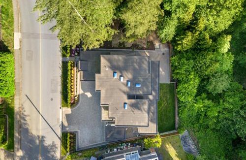Edgemont House | 2505 Edgemont Blvd.- Anupoju