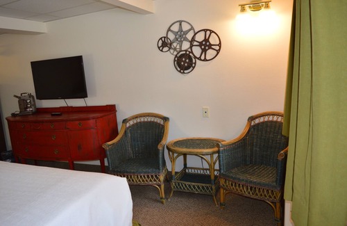 Columbia Falls Hotel | 27- TWO QUEEN BEDS In a Charming hotel in C. Falls with WiFi, AC. 20 mi to GNP