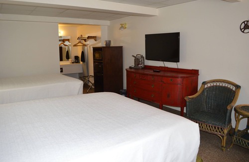 Columbia Falls Hotel | 27- TWO QUEEN BEDS In a Charming hotel in C. Falls with WiFi, AC. 20 mi to GNP