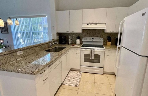 Boca Raton Apartment | 270D - Boca Retreat w/Pool, Parking, Near Evert Tennis & Shops