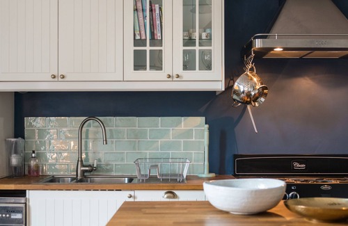 Bonnington Cottage | 28 Avondale Place - an edinburgh that sleeps 4 guests in 2 bedrooms