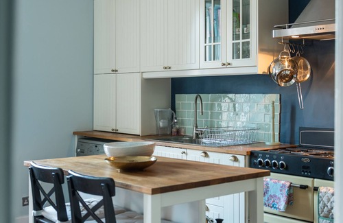 Bonnington Cottage | 28 Avondale Place - an edinburgh that sleeps 4 guests in 2 bedrooms
