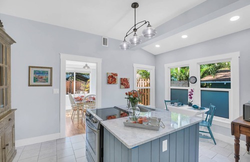 Bradenton House | 2b/2ba, HotTub, Walk To Shops, Dining! Beach Close! Wkly/Mo Discounts! Boat Opt!