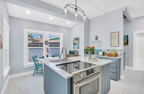 Bradenton House | 2b/2ba, HotTub, Walk To Shops, Dining! Beach Close! Wkly/Mo Discounts! Boat Opt!