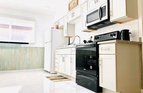 Beverly Green Apartment | 2BApartment,LasVegas,Strip,Pet-friendly,Lvcc,SALE,Semashow,BestSpot,pool!