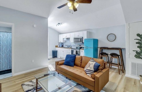 Ardmore - Gould Estates - Olin Heights Cottage | 2bd/1ba Cottage * Renovated * Dogs Welcome * Cottage in Savannah * 30+ day stay