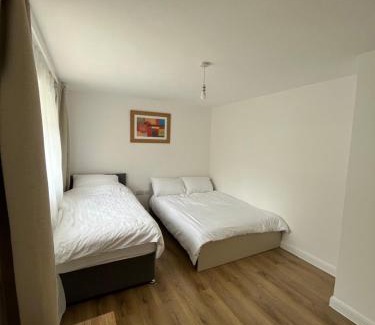 Custom House Apartment | 2BD Apt East London Sleeps 7!