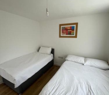 Custom House Apartment | 2BD Apt East London Sleeps 7!