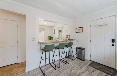 Wyandotte House | 2BD Charming Ideally Located Bungalow