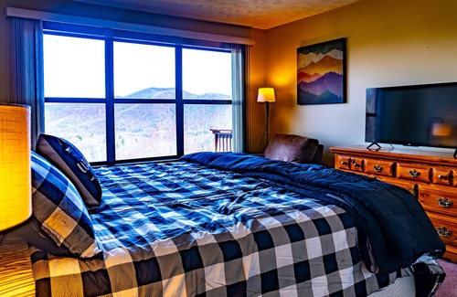 Burnsville Cabin | 2bd Mnt Top Chalet w/ 50 mile views in Pisgah NF!