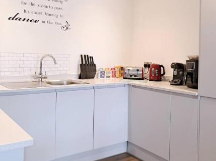 Salford Apartment | 2Bed 2Bath Private Balcony, Relaxing Waterfront View Apt, Parking FREE WiFi 10mins Media City, Salford Quays, Old Trafford, City Centre