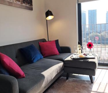 Salford Apartment | 2Bed 2Bath Private Balcony, Relaxing Waterfront View Apt, Parking FREE WiFi 10mins Media City, Salford Quays, Old Trafford, City Centre