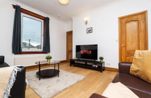 Grangemouth Apartment | 2Bed Upper Cottage Flat-On Street Parking